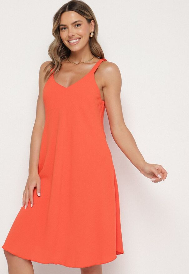 Born2be - Czerwona Sukienka z Wiskozy o Trapezowym Kroju na Ramiączkach Folindea. Okazja: na spacer, na co dzień. Typ kołnierza: dekolt w serek. Kolor: czerwony. Materiał: wiskoza. Długość rękawa: na ramiączkach. Typ sukienki: trapezowe. Styl: casual, klasyczny