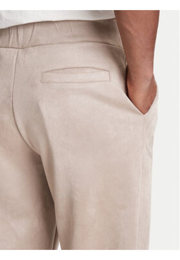 Guess Spodnie dresowe Z5YB03 KCJY2 Beżowy Regular Fit. Kolor: beżowy. Materiał: bawełna