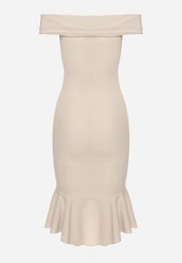 Born2be - Beżowa Sukienka Dopasowana z Hiszpańskim Dekoltem i Falbanką na Dole Reantia. Okazja: na randkę. Kolor: beżowy. Długość rękawa: krótki rękaw. Typ sukienki: ołówkowe #2