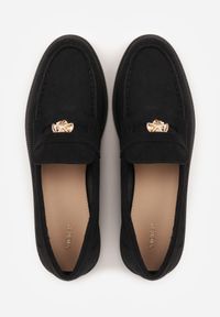 Born2be - Czarne Mokasyny VICES z Wkładką ze Skóry Naturalnej i Metaliczną Aplikacją Nanora. Nosek buta: okrągły. Kolor: czarny. Materiał: skóra. Wzór: aplikacja. Obcas: na obcasie. Styl: klasyczny. Wysokość obcasa: niski #5