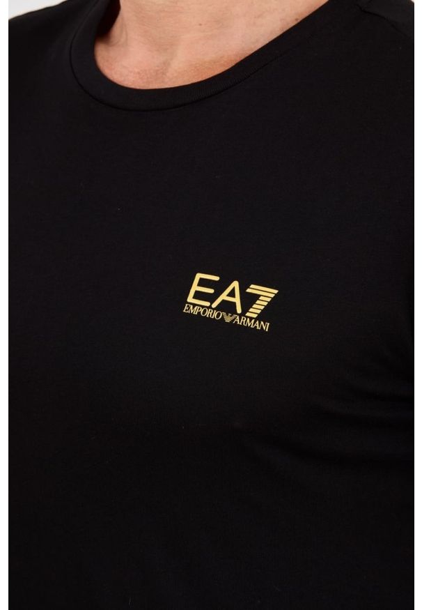 EA7 Emporio Armani - EA7 Czarny męski t-shirt bawełniany ze złotym logo, Rozmiar XL. Kolor: czarny. Materiał: bawełna