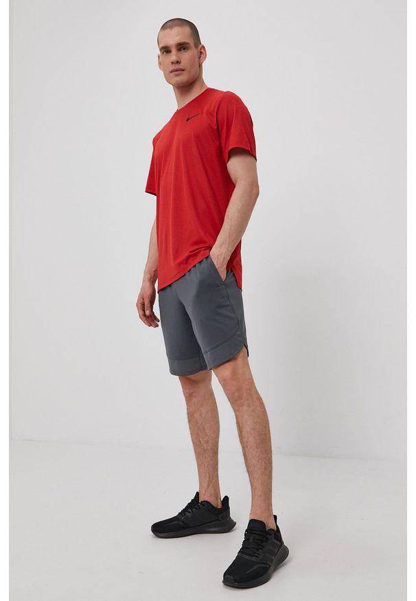 Nike - T-shirt. Okazja: na co dzień. Kolor: czerwony. Materiał: tkanina, dzianina, skóra, włókno. Wzór: gładki. Styl: casual