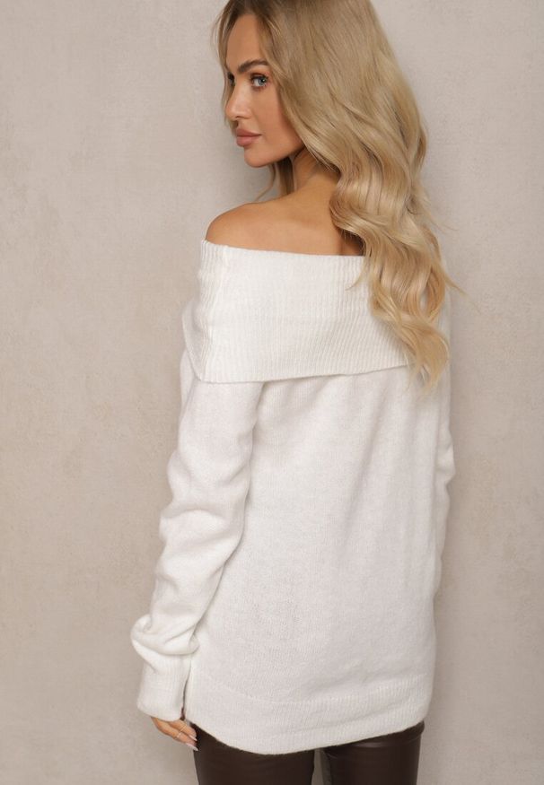 Renee - Jasnobeżowy Sweter z Dekoltem Opuszczonym na Ramiona Parila. Okazja: na co dzień. Kolor: beżowy. Długość rękawa: długi rękaw. Długość: długie. Styl: casual