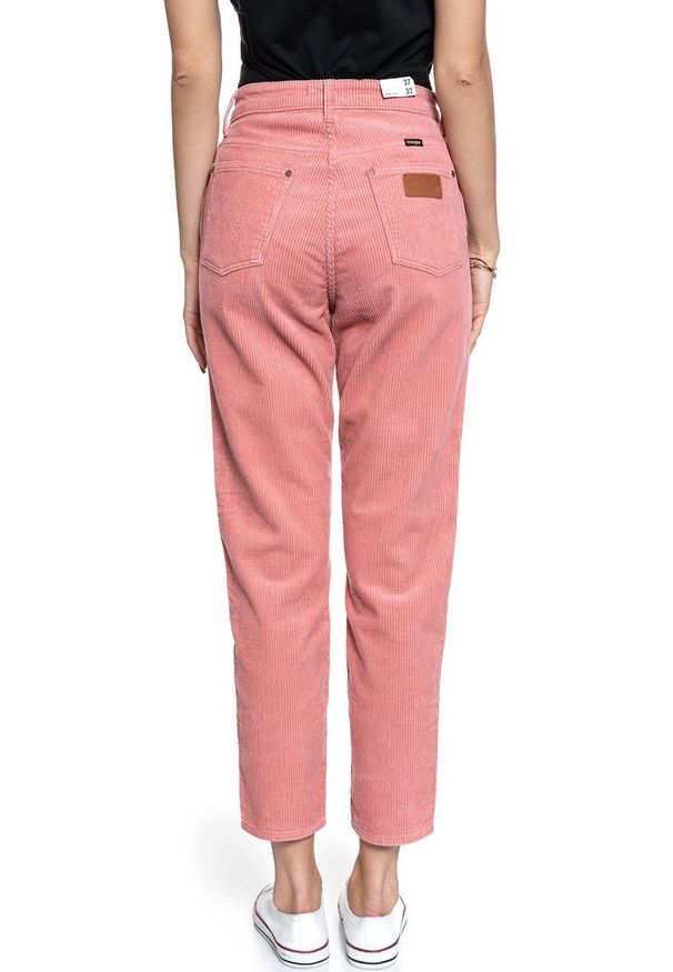 Wrangler - SPODNIE WRANGLER DAMSKIE MOM JEANS BRAND APRICOT W246UPP06 112127945. Stan: podwyższony. Materiał: jeans