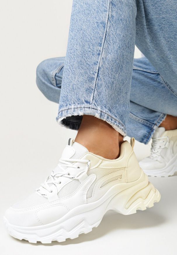 Born2be - Biało-Beżowe Sneakersy Ombre na Płaskiej Podeszwie ze Żłobieniami Jofiello. Wysokość cholewki: przed kostkę. Nosek buta: okrągły. Zapięcie: sznurówki. Kolor: beżowy, biały. Szerokość cholewki: normalna. Sezon: jesień, wiosna. Obcas: na płaskiej podeszwie