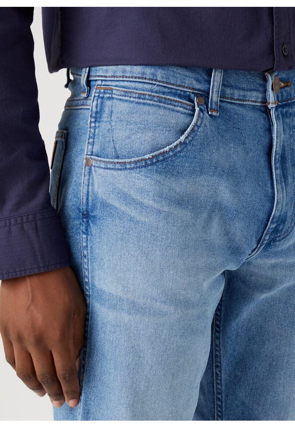Wrangler - WRANGLER MĘSKIE SPODNIE JEANSOWE WRANGLER GREENSBORO COOL TWIST W15QYLZ70 112330710