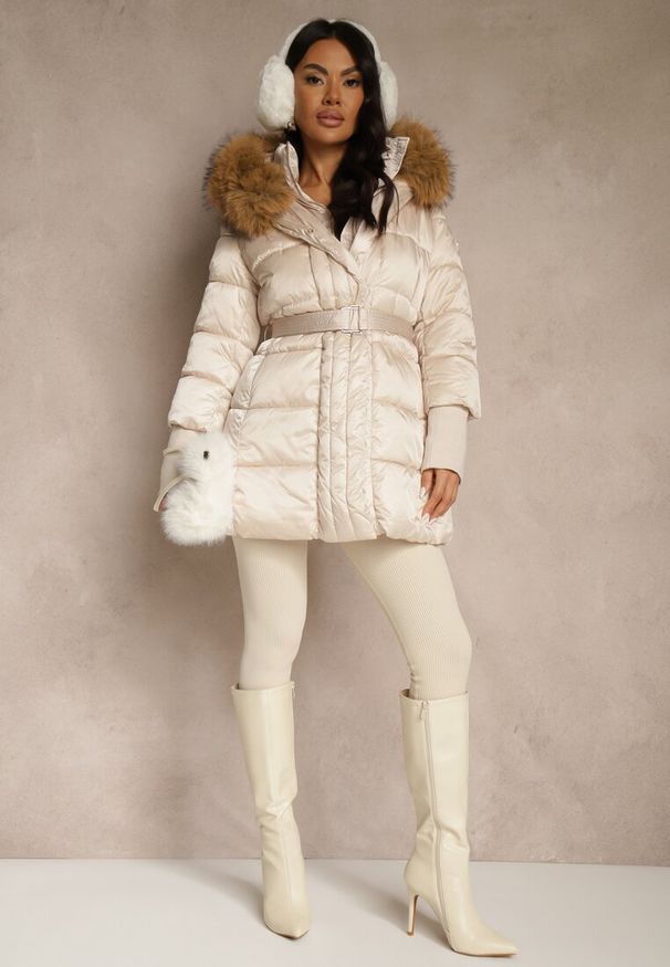 Renee - Beżowa Pikowana Kurtka z Paskiem i Kapturem z Futerkiem Lilittia. Kolor: beżowy. Materiał: futro. Sezon: zima. Styl: elegancki
