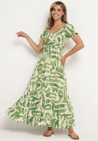Born2be - Zielona Wiskozowa Sukienka z Kopertowym Dekoltem i Materiałowym Paskiem z Gumką w Talii Vikailla. Kolor: zielony. Materiał: materiał, wiskoza. Wzór: aplikacja. Typ sukienki: kopertowe. Styl: elegancki #1