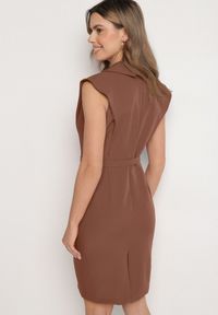 Born2be - Brązowa Dopasowana Sukienka Ozdobiona Paskiem z Klamrą Nandelli. Okazja: na spotkanie biznesowe. Typ kołnierza: dekolt w kształcie V. Kolor: brązowy. Wzór: aplikacja. Typ sukienki: dopasowane. Styl: biznesowy #5