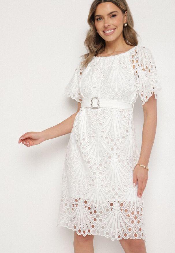 Born2be - Biała Ażurowa Sukienka z Bawełną i Paskiem z Klamrą Mimixa. Okazja: na co dzień. Kolor: biały. Materiał: bawełna. Długość rękawa: krótki rękaw. Wzór: ażurowy. Typ sukienki: proste. Styl: casual, klasyczny