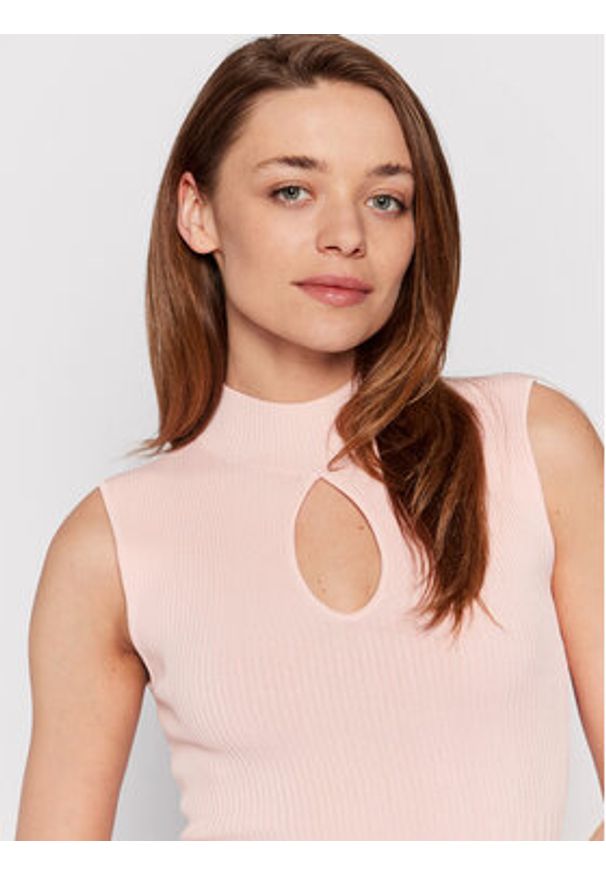 Guess Sukienka dzianinowa Marion W2YK63 Z2U00 Różowy Slim Fit. Kolor: różowy. Materiał: syntetyk, wiskoza
