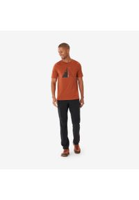 quechua - Koszulka turystyczna męska z krótkim rękawem Quechua MH500. Kolor: wielokolorowy, pomarańczowy, brązowy. Materiał: poliester, materiał. Długość rękawa: krótki rękaw. Długość: krótkie. Sport: turystyka piesza #2