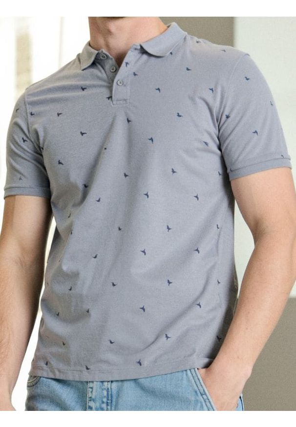 Sinsay - Koszulka polo z nadrukiem all over - niebieski. Typ kołnierza: polo. Kolor: niebieski. Wzór: nadruk