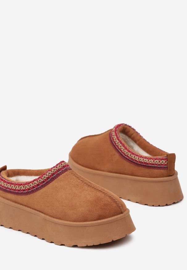 Born2be - Brązowe Niskie Śniegowce z Imitacji Zamszu na Platformie z Ozdobnym Haftem Ftarvia. Okazja: na co dzień. Nosek buta: okrągły. Kolor: brązowy. Wzór: haft. Materiał: zamsz. Sezon: zima. Obcas: na platformie. Styl: elegancki, casual. Wysokość obcasa: niski