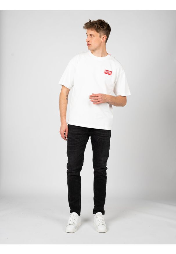Diesel T-shirt "T-Nlabel" | A11593-0NIAR | Mężczyzna | Biały. Kolor: biały. Materiał: bawełna. Wzór: aplikacja. Styl: elegancki