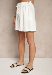 Renee - Białe Szorty z Wiskozą High Waist Puvione. Okazja: na co dzień. Stan: podwyższony. Kolor: biały. Materiał: wiskoza. Styl: casual
