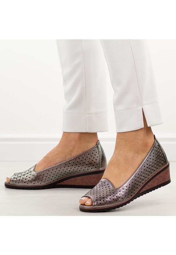 POTOCKI - Pewter czółenka damskie z odkrytym palcem Potocki 12402. Okazja: na co dzień, na ślub cywilny, na wesele, na imprezę. Nosek buta: otwarty. Kolor: srebrny. Szerokość cholewki: normalna. Wzór: aplikacja. Materiał: skóra. Sezon: wiosna, lato. Obcas: na koturnie. Styl: casual, elegancki, klasyczny