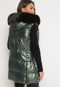 Born2be - Zielona Kamizelka Pikowana z Kapturem i Futerkiem Adamisia. Typ kołnierza: kaptur. Kolor: zielony. Materiał: futro. Wzór: aplikacja #3
