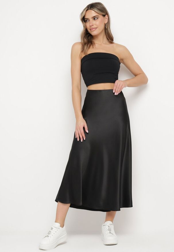 Born2be - Czarna Rozkloszowana Midi Spódnica Satynowa Zapinana na Suwak z Gumką w Pasie Williwarne. Stan: podwyższony. Kolor: czarny. Materiał: satyna