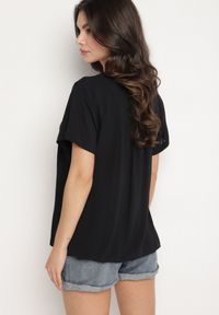 Born2be - Czarna Wiskozowa Bluzka z Trójkątnym Dekoltem Adnoria. Okazja: na spotkanie biznesowe, do pracy. Kolor: czarny. Materiał: wiskoza. Styl: biznesowy, elegancki