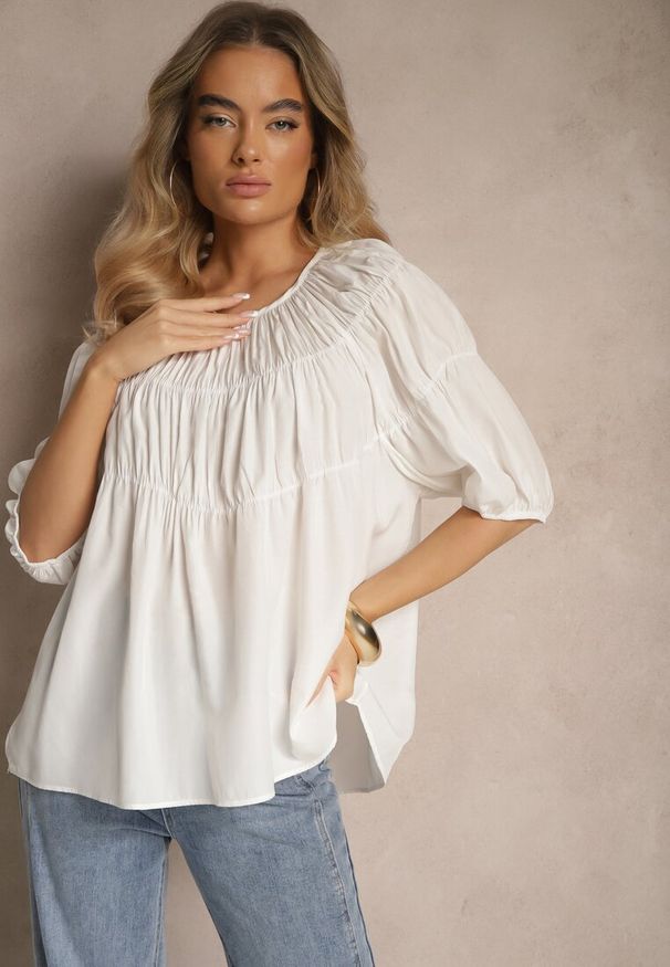 Renee - Biała Bluzka z Wiskozą o Fasonie Oversize z Gumkami w Ramionach Alirona. Okazja: na spacer. Kolor: biały. Materiał: wiskoza. Styl: elegancki, klasyczny