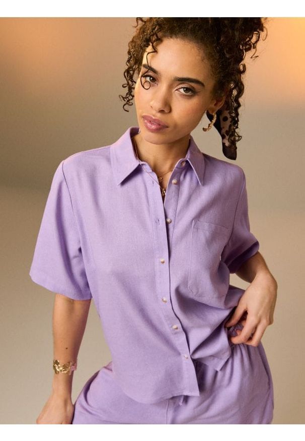 Sinsay - Wiskozowa koszula z krótkim rękawem z domieszką lnu - fioletowy. Kolor: fioletowy. Materiał: wiskoza, len. Długość rękawa: krótki rękaw. Długość: krótkie