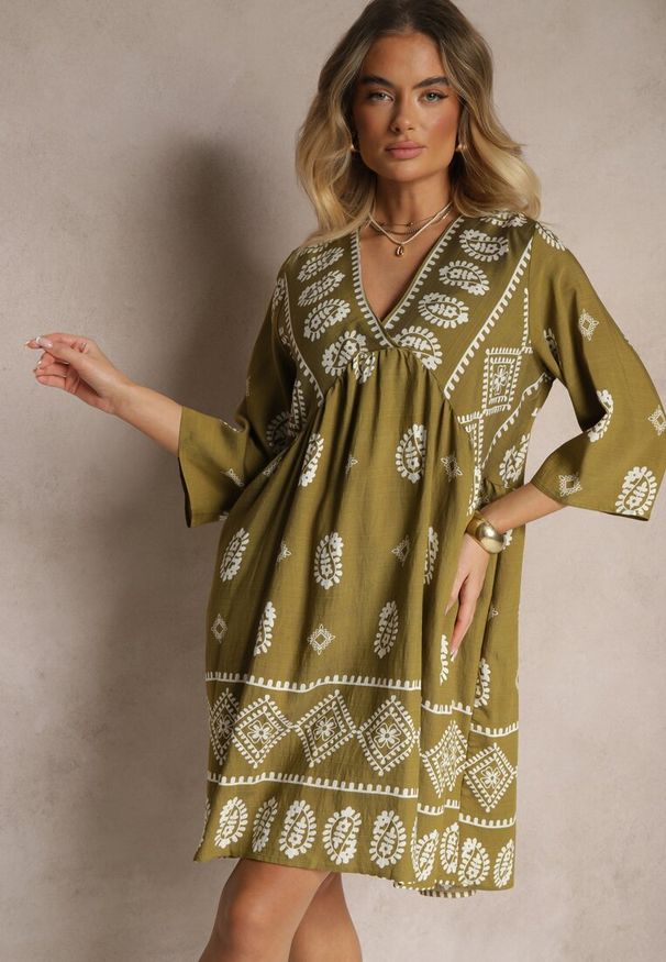 Renee - Ciemnozielona Sukienka z Wiskozy w Stylu Boho Virisna. Okazja: na co dzień, na imprezę, na spacer. Typ kołnierza: dekolt w kształcie V. Kolor: zielony. Materiał: wiskoza. Wzór: aplikacja, kolorowy. Sezon: lato. Styl: boho