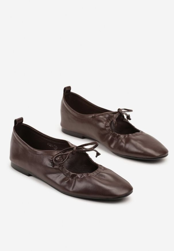 Born2be - Brązowe Balerinki z Wiązanymi Rzemykami Julimaria. Okazja: na co dzień. Kolor: brązowy. Wzór: kwiaty. Styl: elegancki, casual, retro