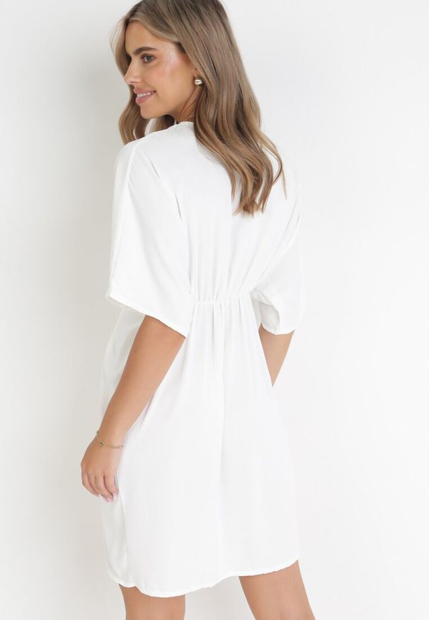 Born2be - Biała Sukienka z Kopertowym Dekoltem i Rękawem Nietoperz Eupfia. Kolor: biały. Sezon: lato. Typ sukienki: kopertowe