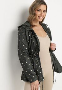 Born2be - Ciemnozielona Kurtka Parka Dwustronna ze Ściągaczem w Talii i Kapturem Tillisaya. Okazja: na co dzień. Kolor: zielony. Materiał: jeans. Sezon: jesień, wiosna. Styl: elegancki, casual #5