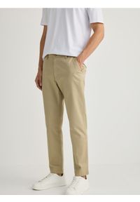 Reserved - Spodnie chino slim fit - beżowy. Kolor: beżowy. Materiał: tkanina, bawełna