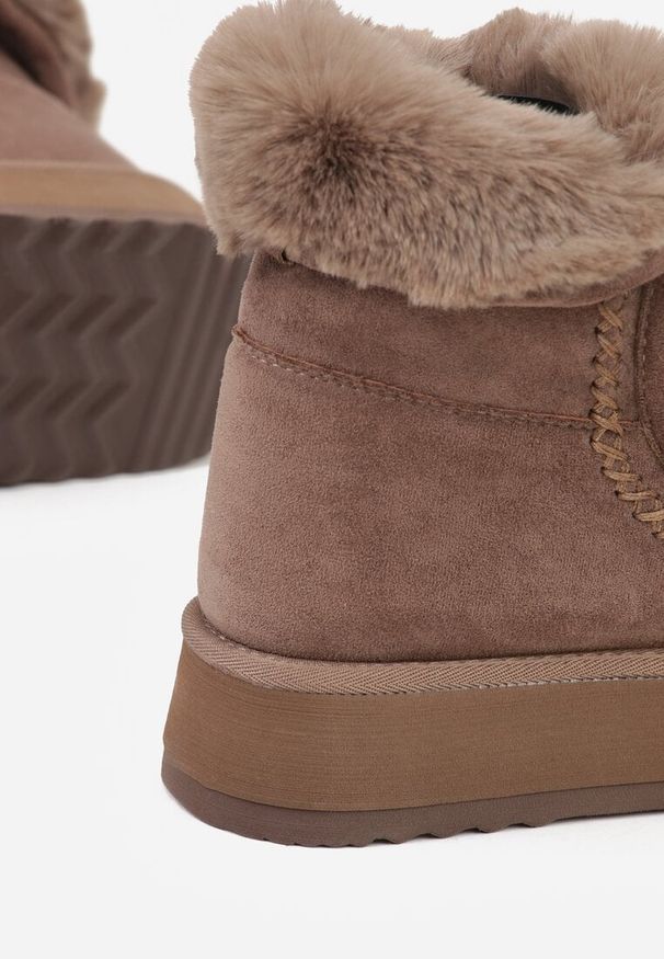 Renee - Ciemnobeżowe Śniegowce Ozdobione Haftem Rawedena. Okazja: na co dzień. Kolor: beżowy. Materiał: jeans. Wzór: haft, aplikacja. Styl: casual