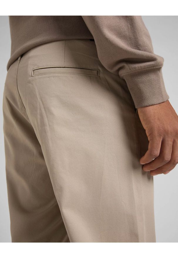 Lee - LEE MĘSKIE SPODNIE MATERIAŁOWE LEE RELAXED CHINO STONE L70XTY58 112145506. Materiał: materiał