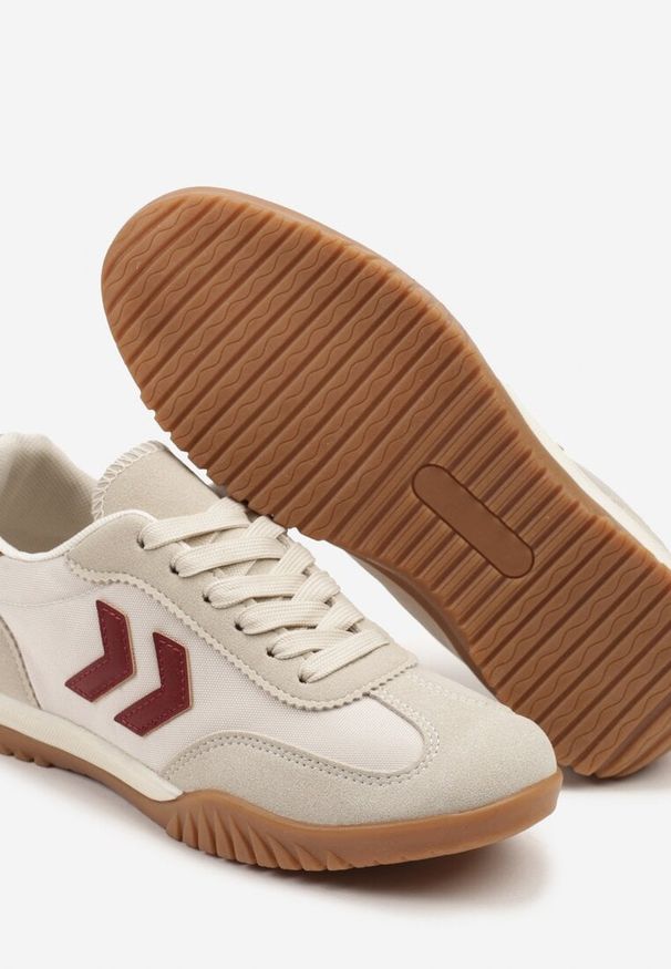 Renee - Beżowo-Czerwone Sneakersy Typu Kultowe Tenisówki Zdobione Przeszyciami Mepenna. Okazja: na randkę. Kolor: beżowy. Materiał: jeans. Wzór: aplikacja