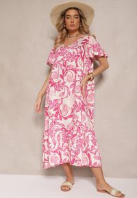 Renee - Różowa Sukienka Wiskozowa o Pudełkowym Kroju w Kwiatowy Print Ranisla. Okazja: na co dzień, na imprezę, na spacer. Typ kołnierza: dekolt w kształcie V. Kolor: różowy. Materiał: wiskoza. Długość rękawa: krótki rękaw. Wzór: kwiaty, nadruk. Styl: elegancki, casual
