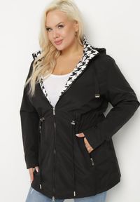 Born2be - Czarna Kurtka Wiatrówka o Kroju Parki z Odpinanym Kapturem Nalinora. Okazja: na co dzień. Kolekcja: plus size. Kolor: czarny. Materiał: dzianina, jeans. Długość rękawa: długi rękaw. Długość: długie. Wzór: aplikacja. Styl: klasyczny, casual, elegancki #1