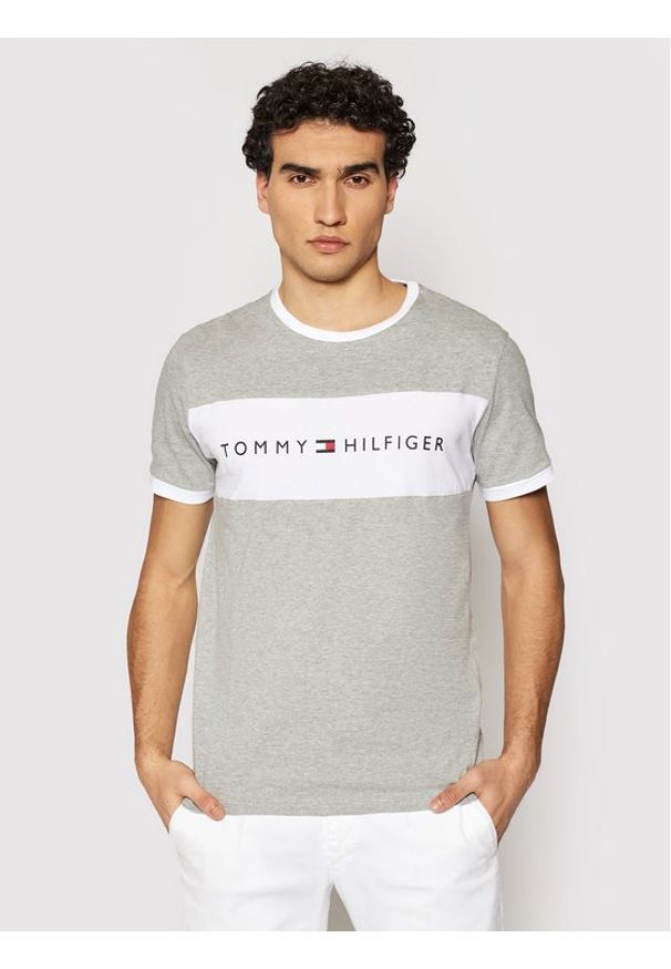 TOMMY HILFIGER - Tommy Hilfiger T-Shirt Logo Flag UM0UM01170 Szary Regular Fit. Kolor: szary. Materiał: bawełna