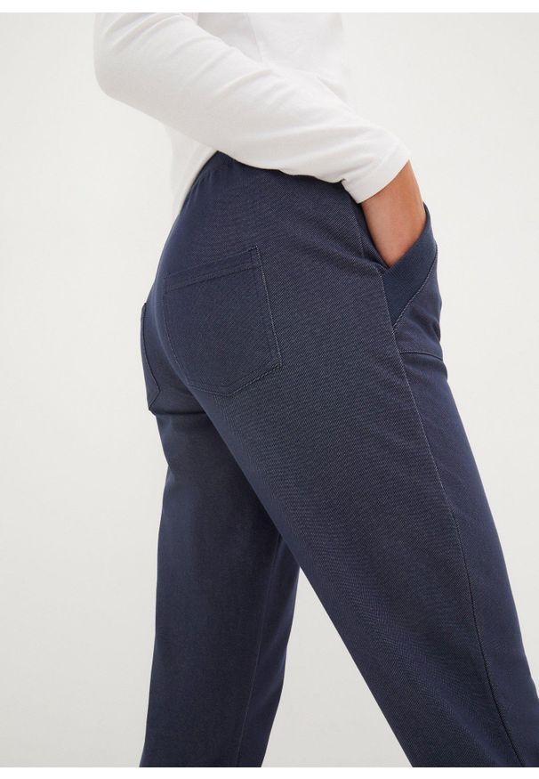 bonprix - Spodnie dresowe 7/8 w optyce dżinsowych. Kolor: niebieski