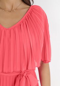 Born2be - Różowa Sukienka Plisowana z Szeroką Falbaną Przy Dekolcie Dinara. Kolor: różowy. Styl: wizytowy. Długość: maxi #4