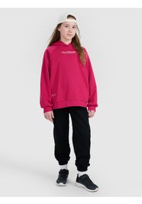 4f - 4F Bluza dresowa nierozpinana z kapturem dziewczęca - różowa 128 (7-8 lat). Okazja: na co dzień. Typ kołnierza: kaptur. Kolor: różowy. Materiał: dresówka. Długość rękawa: raglanowy rękaw. Wzór: gładki, nadruk, ze splotem. Sezon: lato. Styl: casual, klasyczny, sportowy #2