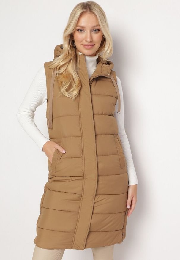 Born2be - Beżowa Długa Pikowana Kamizelka Zapinana na Napy i Suwak Ishtar. Kolor: beżowy. Długość: długie