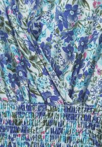 Born2be - Niebieska Bawełniana Sukienka z Gumką w Talii i Dekoltem w Serek o Kwiatowym Wzorze Doradea. Okazja: na co dzień. Typ kołnierza: dekolt w serek. Kolor: niebieski. Materiał: bawełna. Długość rękawa: krótki rękaw. Wzór: kwiaty. Sezon: lato. Styl: wizytowy, casual, elegancki #2