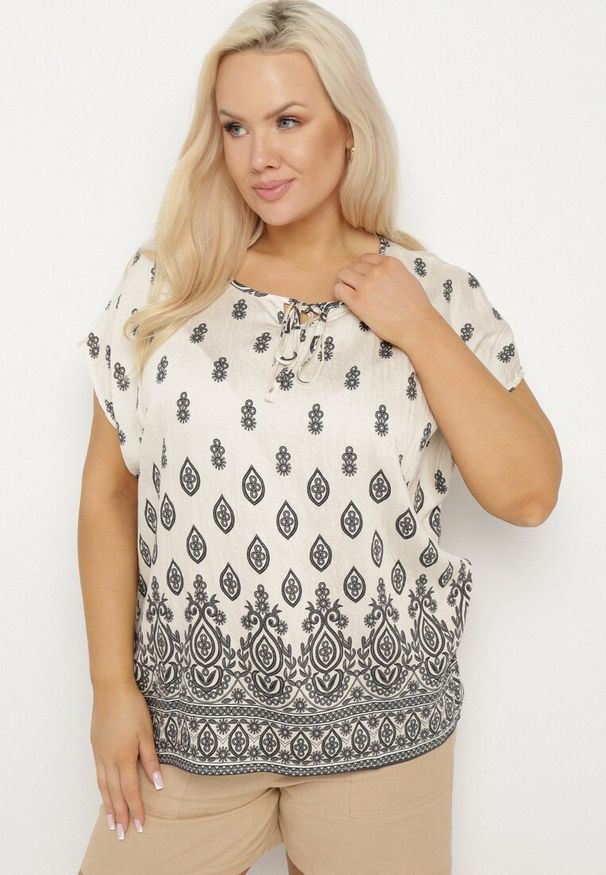 Born2be - Biało-Czarna Bluzka w Boho Wzór z Wiązaniem przy Dekolcie Jenalia. Kolor: czarny. Materiał: jeans, materiał. Styl: boho