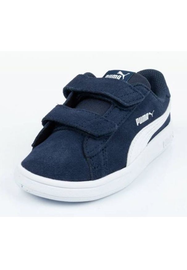 Buty Puma Smash v2 Jr 365178 02 granatowe. Nosek buta: okrągły. Zapięcie: rzepy. Kolor: niebieski. Materiał: skóra, zamsz, materiał. Szerokość cholewki: normalna