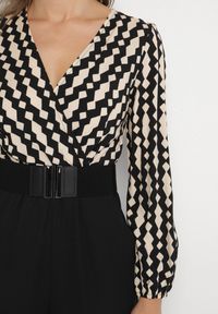 Born2be - Czarno-Beżowy Wzorzysty Kombinezon Kopertowy z Prostymi Nogawkami i Elastycznym Paskiem Tinadorae. Okazja: na co dzień. Kolor: czarny. Materiał: tkanina. Długość rękawa: długi rękaw. Długość: długie. Styl: elegancki, casual #2