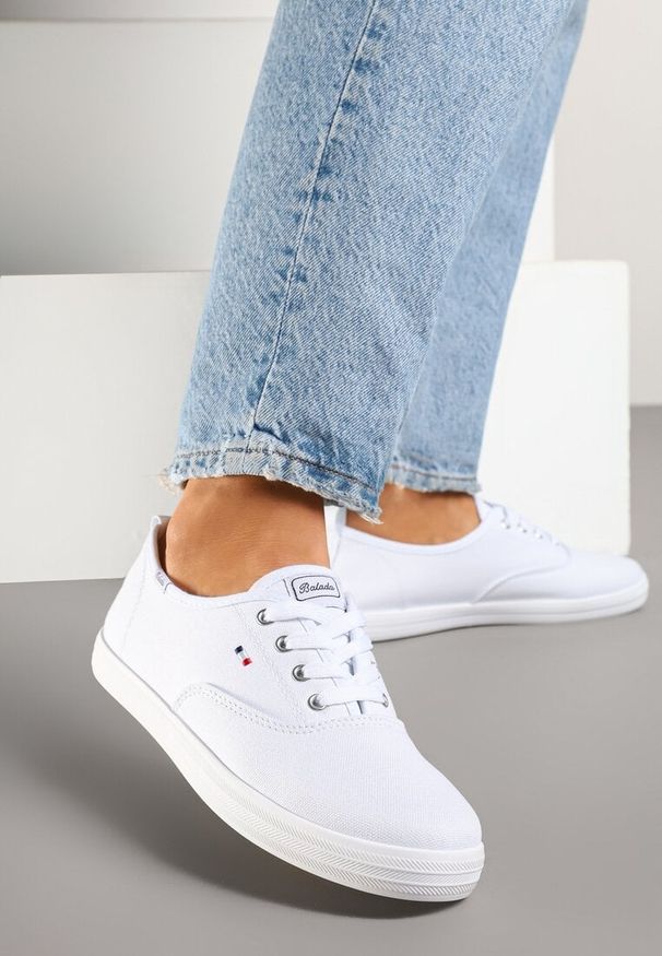 Renee - Biało-Różowe Klasyczne Tenisówki Vices ze Sznurowaną Cholewką Telisara. Okazja: na co dzień. Kolor: biały. Materiał: jeans. Szerokość cholewki: normalna. Styl: klasyczny
