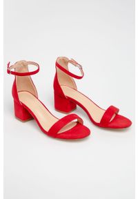 Truffle Collection - Sandały. Nosek buta: okrągły. Zapięcie: klamry. Kolor: czerwony. Materiał: syntetyk, materiał, skóra ekologiczna, zamsz. Wzór: gładki. Obcas: na obcasie. Wysokość obcasa: średni #2