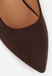 Renee - Brązowe Czółenka Vices na Szpilce w Klasycznym Stylu Savora. Okazja: na spotkanie biznesowe. Nosek buta: szpiczasty. Kolor: brązowy. Obcas: na szpilce. Styl: klasyczny. Wysokość obcasa: średni #8