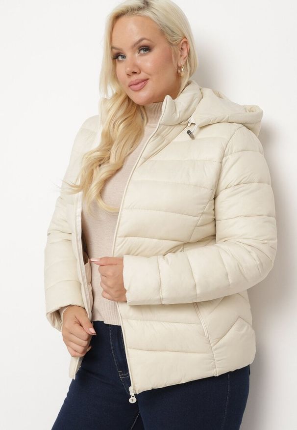Born2be - Jasnobeżowa Kurtka z Odpinanym Kapturem Ozdobiona Pikowaniem Etinitha. Okazja: na co dzień, na spotkanie biznesowe, do pracy. Kolor: beżowy. Materiał: jeans. Wzór: aplikacja. Sezon: zima. Styl: klasyczny, biznesowy, casual
