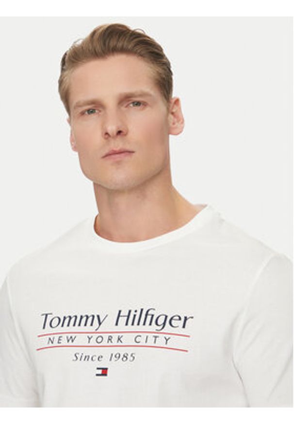 TOMMY HILFIGER - Tommy Hilfiger T-Shirt Center Stack MW0MW38621 Biały Regular Fit. Kolor: biały. Materiał: bawełna